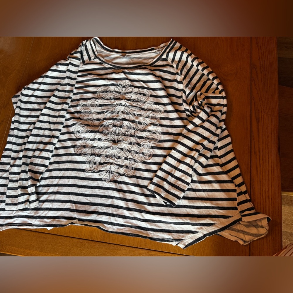 Avenue plus size 30/32W  Black and White Striped , long sleeve top